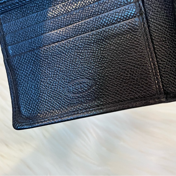 Tod’s Men’s Black Leather Bi-fold Designer Wallet - Picture 11 of 16